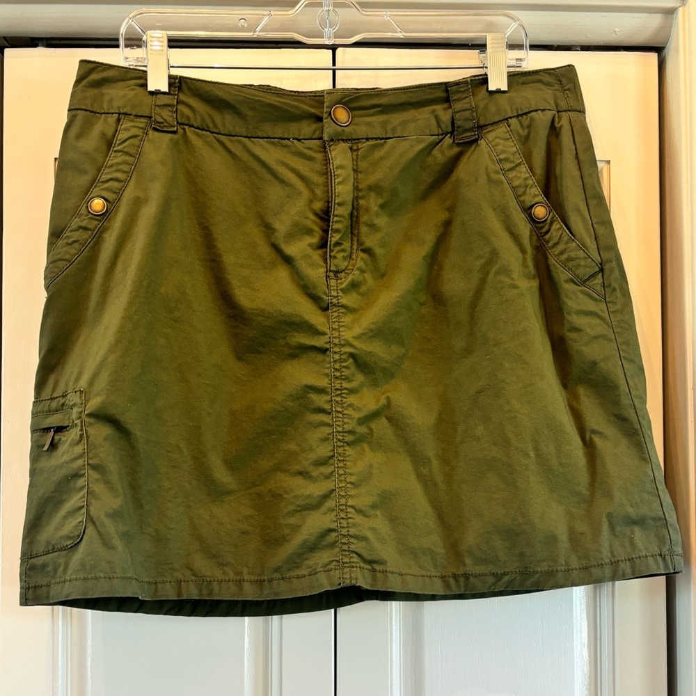 Croft & Borrow army green skort with button pockets & zipper pocket, 14